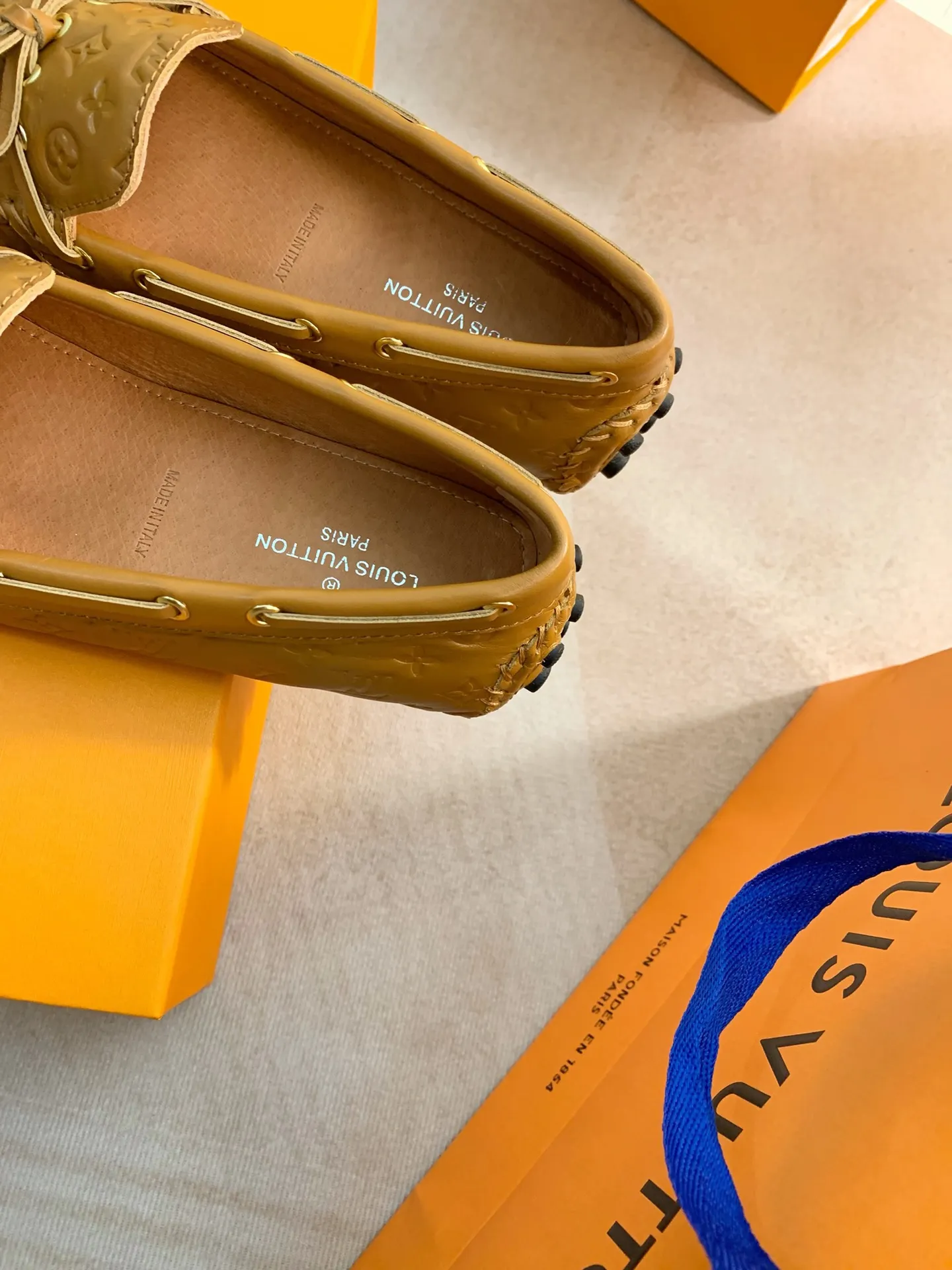 p460💰Couple model❤️🇫🇷 𝙇𝙤𝙪𝙞𝙨 𝙑𝙪𝙞𝙩𝙩𝙤𝙣 🇫🇷Louis Vuitton 2023 Classic𝓛𝓿 𝓣𝓻𝓪𝓲𝓷𝓮𝓻 Sports Series ➪➪➪¯ [Arizona Doudou Shoes Series] ▪️▪️▪️Arizona slip-on shoes are made of Monogram Eclipse canvas. Its hand-painted and dyed edges and hand-sewn uppers fully demonstrate Louis Vuitton's traditional shoemaking craftsmanship. This slip-on shoe is very lightweight. The integrated tongue and upper make it particularly comfortable and flexible. The soft outsole is equipped with rubber padding. Decorated with matching sash. Detailed features: ☑️Monogram Eclipse canvas ☑️Black Eclipse pattern ☑️Hand-painted shoe edges ☑️Hand-sewn uppers (each pair takes time to process) ☑️Integrated tongue and upper construction ☑️Outsole equipped with rubber lining ☑️size: 35_46
